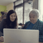 Caroline en Hanneke kijken samen Seniorencollege