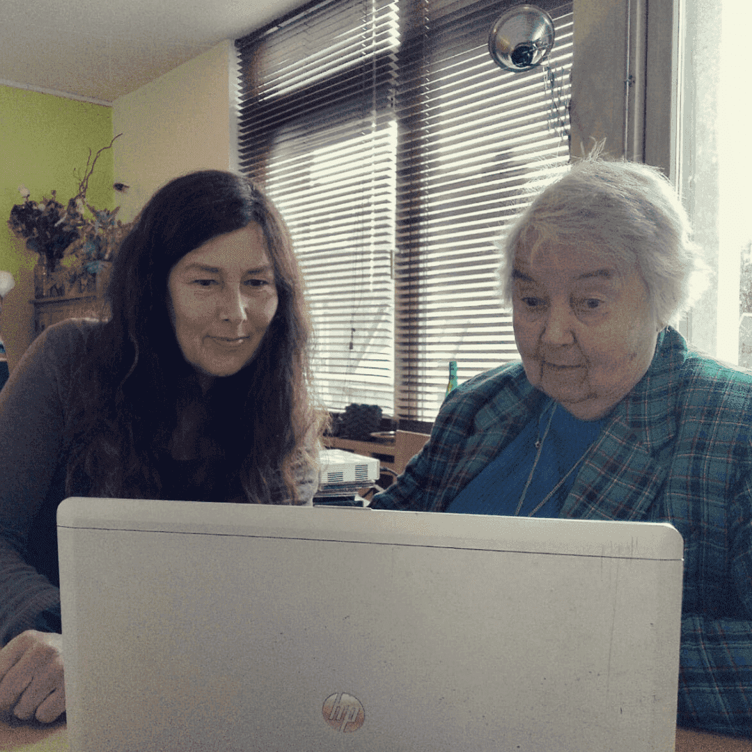Caroline en Hanneke kijken samen Seniorencollege