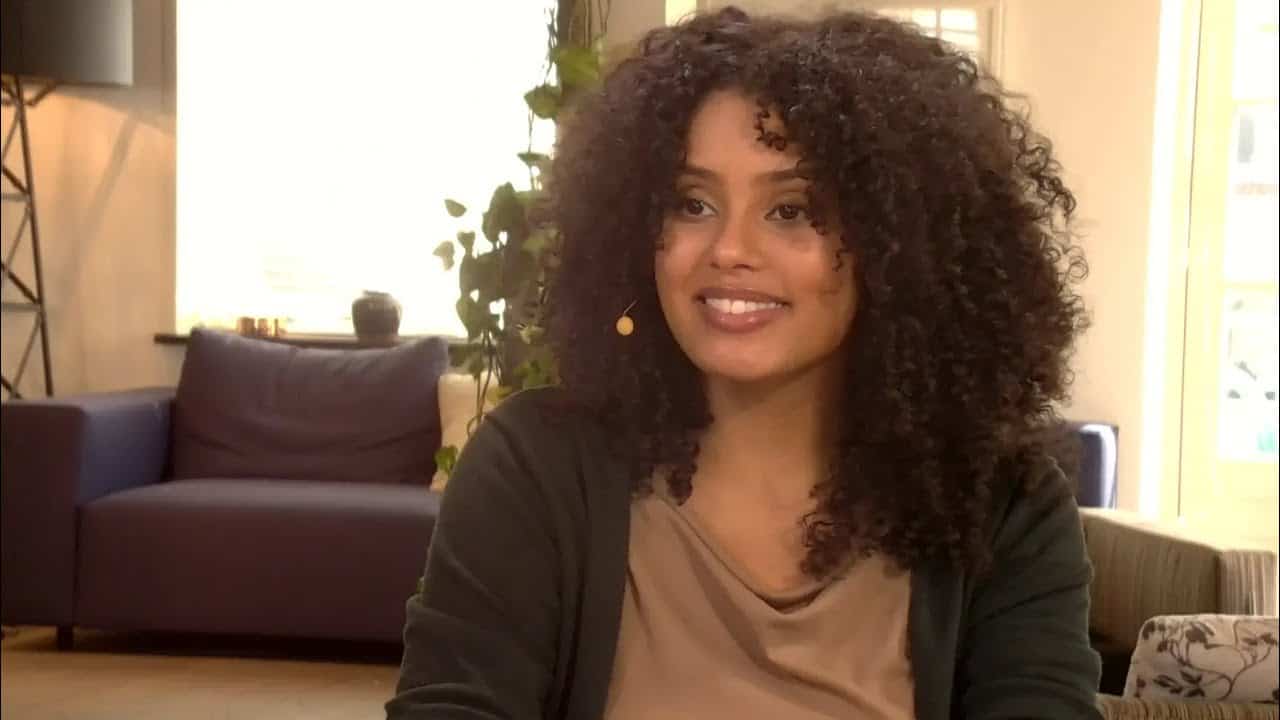 Studentdocent Amber tijdens een online seniorencollege