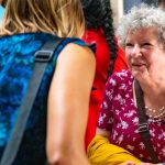 Student van OGJG met senior in gesprek