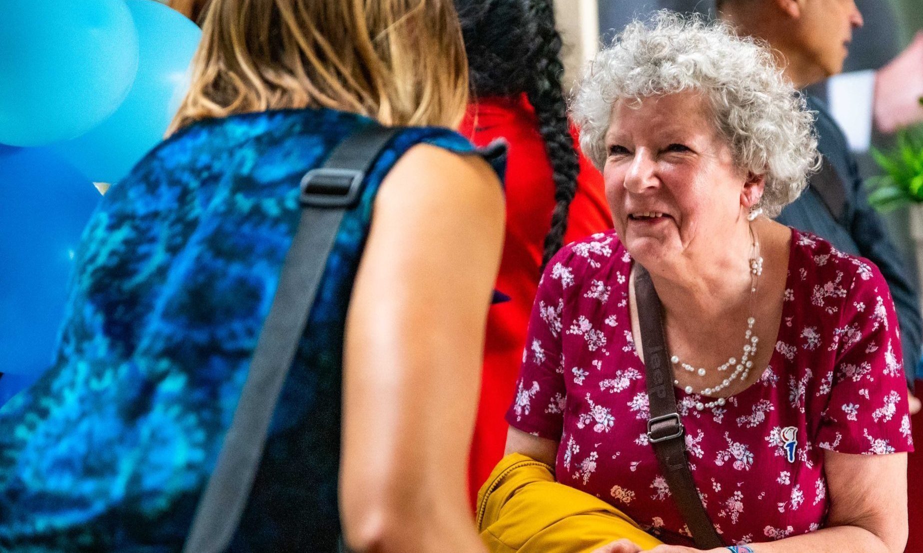 Student van OGJG met senior in gesprek
